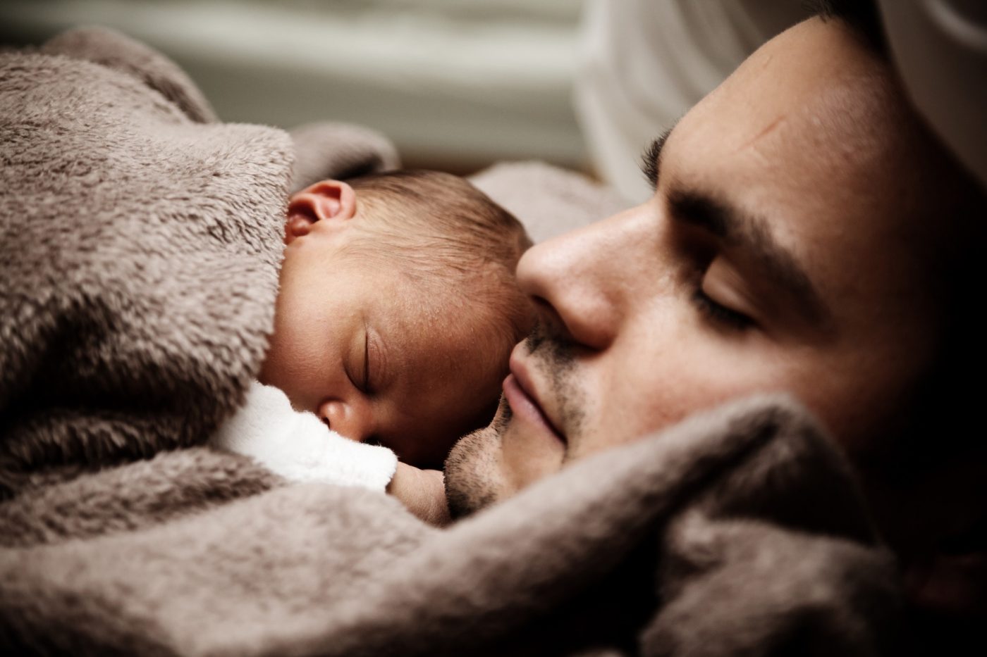 newborn babies sleeping with parents